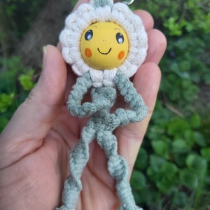 Makramé mosolygós virág táskadísz - táska & tok - kulcstartó & táskadísz - táskadísz - Meska.hu