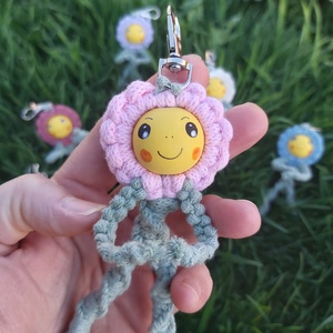 Makramé mosolygós virág táskadísz - Meska.hu