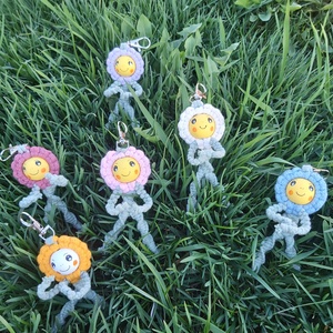 Makramé mosolygós virág táskadísz - táska & tok - kulcstartó & táskadísz - táskadísz - Meska.hu