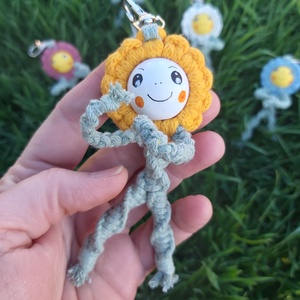 Makramé mosolygós virág táskadísz - táska & tok - kulcstartó & táskadísz - táskadísz - Meska.hu