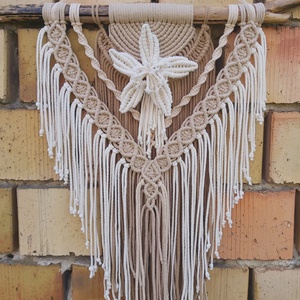 "Lili" makramé falidísz, Otthon & Életmód, Dekoráció, Fali és függő dekoráció, Falra akasztható dekor, , Újrahasznosított fonalból és természetes, lakkozott fa rúdra, nagy gondossággal és szeretettel kész..., MESKA