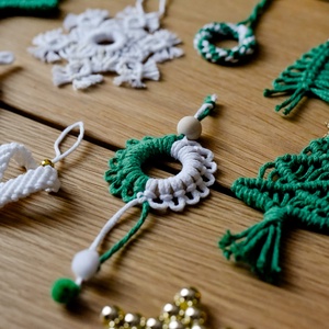 Makramé karácsonyfa dísz szett - 10 db - karácsony - karácsonyi lakásdekoráció - karácsonyfadíszek - Meska.hu