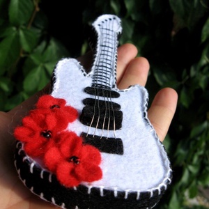 Csajos gitár - kitűző - ékszer - kitűző és bross - Meska.hu