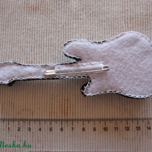 Csajos gitár - kitűző - ékszer - kitűző és bross - Meska.hu