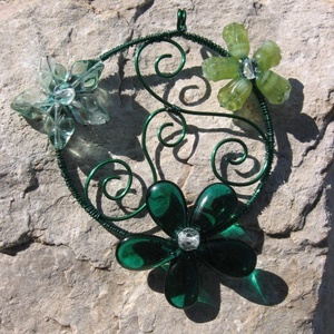 Zöld virágok körtánca - medál, nyaklánc - ékszer - nyaklánc - medálos nyaklánc - Meska.hu