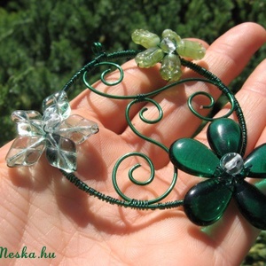 Zöld virágok körtánca - medál, nyaklánc - ékszer - nyaklánc - medálos nyaklánc - Meska.hu