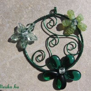 Zöld virágok körtánca - medál, nyaklánc - ékszer - nyaklánc - medálos nyaklánc - Meska.hu