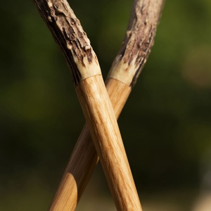 Egyedi hajtű pár vöröstölgyből és őzagancsból (28 cm) � Kézműves fa hajtű hosszú hajra - ruha & divat - hajdísz & hajcsat - hajcsat & hajtű - Meska.hu