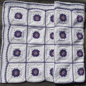 Horgolt lila virágos babatakaró - otthon & életmód - babaszoba, gyerekszoba - Meska.hu