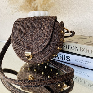 Crossbody táska arany szegecsekkel - stílusos kistáska akár más színben is , Táska & Tok, Kézitáska & válltáska, Vállon átvethető táska, Varrás, MESKA