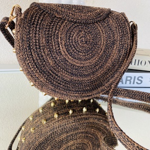 Crossbody táska arany szegecsekkel - stílusos kistáska akár más színben is  - táska & tok - kézitáska & válltáska - vállon átvethető táska - Meska.hu