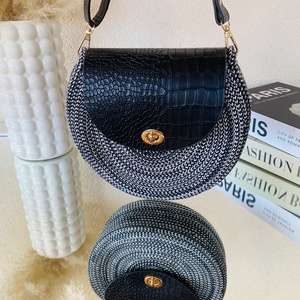 Női crossbody táska - különleges kézműves táska fekete fehér színben - táska & tok - kézitáska & válltáska - vállon átvethető táska - Meska.hu