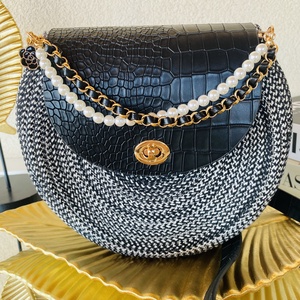 Női crossbody táska - különleges kézműves táska fekete fehér színben - táska & tok - kézitáska & válltáska - vállon átvethető táska - Meska.hu