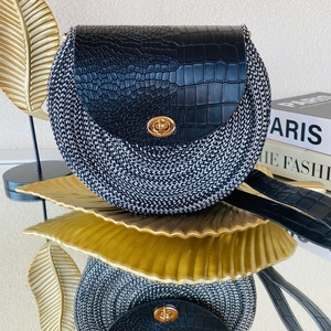 Női crossbody táska - különleges kézműves táska fekete fehér színben - táska & tok - kézitáska & válltáska - vállon átvethető táska - Meska.hu