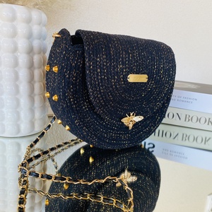 Fekete - arany crossbody táska arany szegecsekkel - stílusos kistáska akár más színben is  - táska & tok - kézitáska & válltáska - vállon átvethető táska - Meska.hu