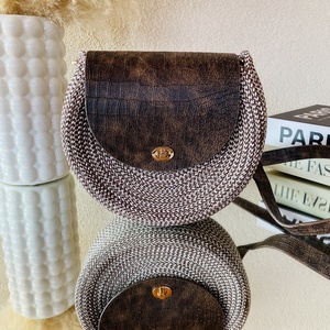 Női crossbody táska - különleges kézműves táska barna és krm színben - táska & tok - kézitáska & válltáska - vállon átvethető táska - Meska.hu