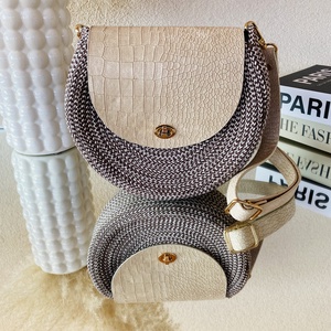 Női crossbody táska - különleges kézműves táska barna és krm színben - táska & tok - kézitáska & válltáska - vállon átvethető táska - Meska.hu