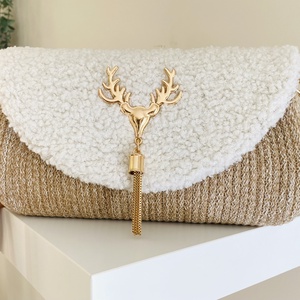 Különleges női táska, Stílusos keresztpántos táska aranyszínű szarvas díszítéssel, teddy fedéllel - táska & tok - kézitáska & válltáska - vállon átvethető táska - Meska.hu