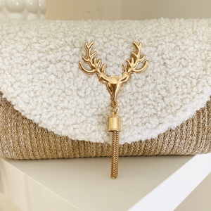 Különleges női táska, Stílusos keresztpántos táska aranyszínű szarvas díszítéssel, teddy fedéllel - táska & tok - kézitáska & válltáska - vállon átvethető táska - Meska.hu