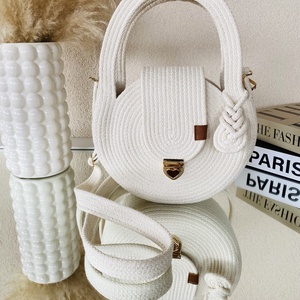 Kézben és vállon is hordható ekrü színű körtáska  - stílusos kistáska akár más színben is  - Meska.hu