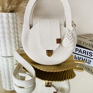 Kézben és vállon is hordható ekrü színű körtáska  - stílusos kistáska akár más színben is  - táska & tok - kézitáska & válltáska - vállon átvethető táska - Meska.hu