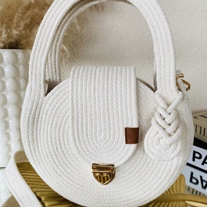 Kézben és vállon is hordható ekrü színű körtáska  - stílusos kistáska akár más színben is  - táska & tok - kézitáska & válltáska - vállon átvethető táska - Meska.hu