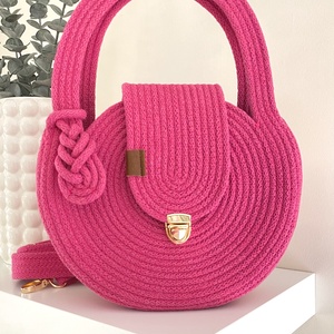 Kézben és vállon is hordható fukszia színű körtáska  - stílusos kistáska akár más színben is  - táska & tok - kézitáska & válltáska - vállon átvethető táska - Meska.hu