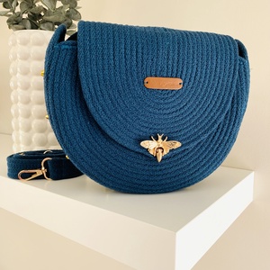 Petrolkék crossbody táska arany szegecsekkel - stílusos kistáska akár más színben is  - táska & tok - kézitáska & válltáska - vállon átvethető táska - Meska.hu