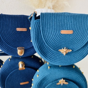 Petrolkék crossbody táska arany szegecsekkel - stílusos kistáska akár más színben is  - táska & tok - kézitáska & válltáska - vállon átvethető táska - Meska.hu