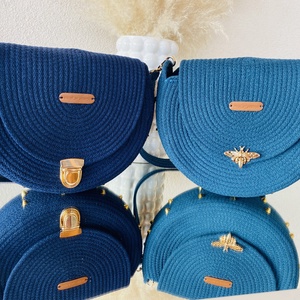 Petrolkék crossbody táska arany szegecsekkel - stílusos kistáska akár más színben is  - táska & tok - kézitáska & válltáska - vállon átvethető táska - Meska.hu