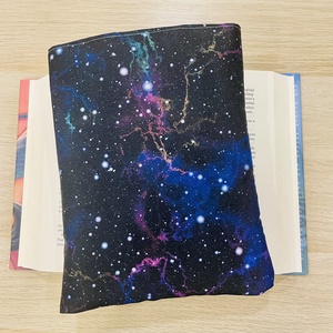 Vízhatlan ölelhető könyvtok (galaxis) - Meska.hu