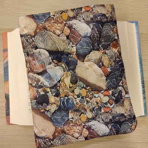 Vízhatlan ölelhető könyvtok (kavicsos) , Könyv & Zene, Könyvtok, Varrás, MESKA