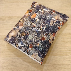 Vízhatlan ölelhető könyvtok (kavicsos)  - könyv & zene - könyvtok - Meska.hu