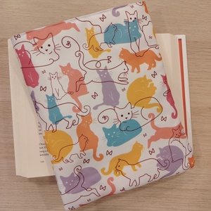 Vízhatlan ölelhető könyvtok (cicás) - Meska.hu