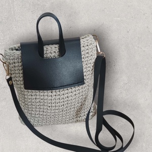 Kis méretű horgolt válltáska len színben - táska & tok - kézitáska & válltáska - válltáska - Meska.hu
