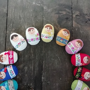 Matrjoska kitűző - ékszer - kitűző és bross - kitűző - Meska.hu
