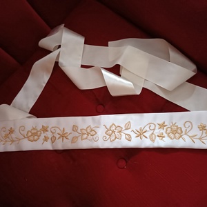 Himzett öv, fehér alapon arany szinű himzéssel., Esküvő, Kiegészítők, Öv & Pánt, Hímzés, Varrás, MESKA