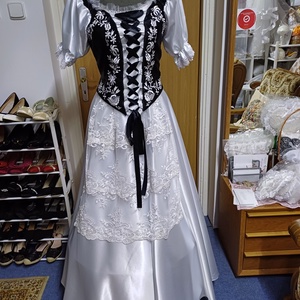 Menyasszonyi ruha, alkalmi, báli, tánc,  palotás  ruha, feher- fekete  kalocsai fehér himzett. - Meska.hu
