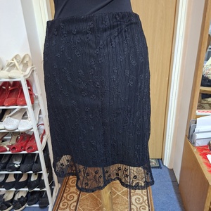 Elasztikus anyagból készített fekete csipke szoknya. - ruha & divat - női ruha - szoknya - Meska.hu