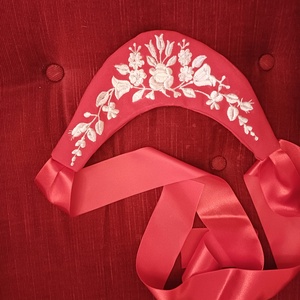 Himzett magyaros párták, a ruha szép kiegészítője.  - esküvő - hajdísz - hajpánt - Meska.hu