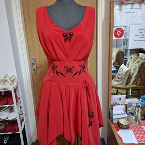 Menyecske, alkalmi, tánc ruha, pillangós himzéssel.  - Meska.hu