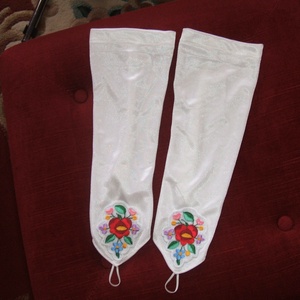 Kalocsai hímzett magyaros kesztyű., Ruha & Divat, Sál, Sapka, Kendő, Kesztyű, Hímzés, Varrás, MESKA