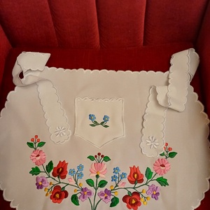 Kalocsai himzett kötények eladóak.  - otthon & életmód - konyhafelszerelés, tálalás - konyhai textil - kötény - Meska.hu