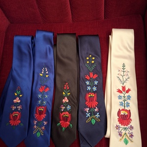 Kalocsai himzett nyakkendő, a Nagy Napra is.  - esküvő - kiegészítők - nyakkendő - Meska.hu