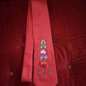 Kalocsai himzett nyakkendő, a Nagy Napra is.  - esküvő - kiegészítők - nyakkendő - Meska.hu