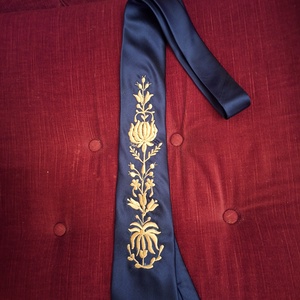 Sötétkék bocskai mintával, és kalocsai himzéssel diszített férfi nyakkendők - esküvő - kiegészítők - nyakkendő - Meska.hu