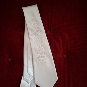 Sötétkék bocskai mintával, és kalocsai himzéssel diszített férfi nyakkendők - esküvő - kiegészítők - nyakkendő - Meska.hu