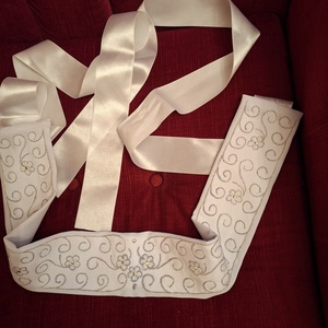 Himzett öv, fehér alapon arany, ezüst  szinű himzéssel. - Meska.hu