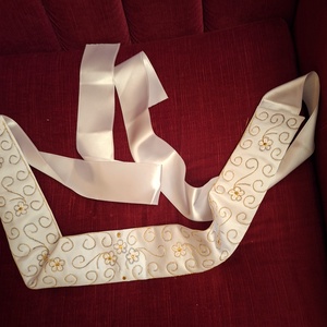 Himzett öv, fehér alapon arany, ezüst  szinű himzéssel. - esküvő - kiegészítők - öv & pánt - Meska.hu