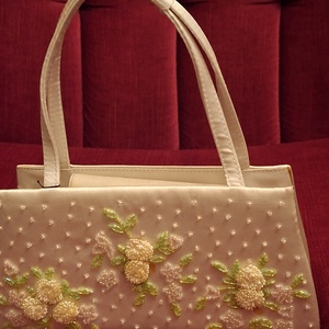 Elegáns ekrü gyöngyözött táska, Táska & Tok, Kézitáska & válltáska, Alkalmi táska, Gyöngyfűzés, gyöngyhímzés, Varrás, MESKA